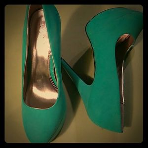 Quipid size 9 green 5 inch high heel shoes